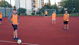 młodzież z internatu uczestniczy w zawodach sportowych z piłki nożnej
