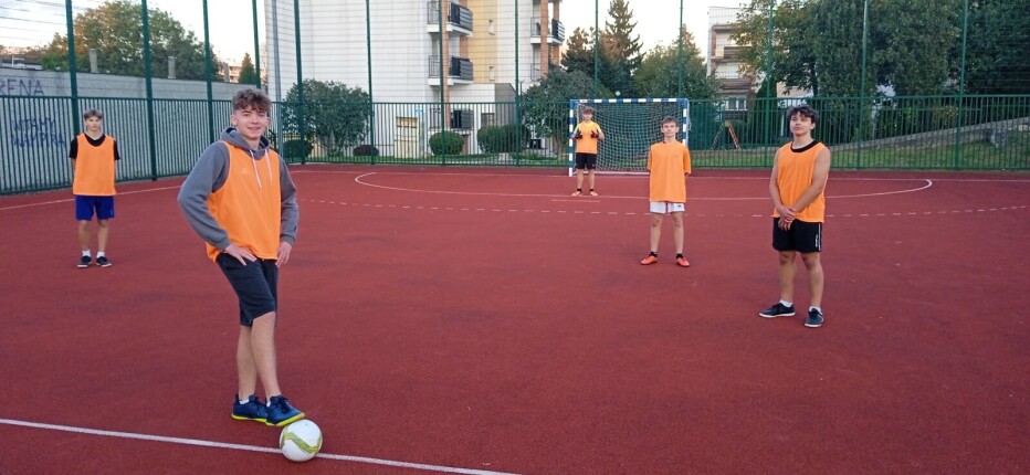 młodzież z internatu uczestniczy w zawodach sportowych z piłki nożnej