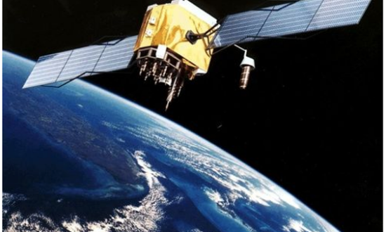zdjęcie przestawia lecącego satelitę w przestrzeni kosmicznej