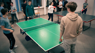 Chłopcy grają mecz tenisa stołowego 3