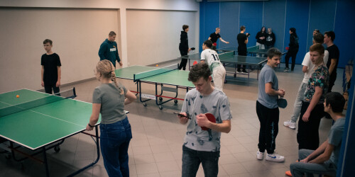 Młodzież podczas turnieju tenisa stołowego