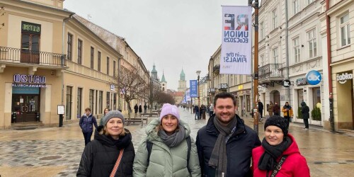 Nauczyciele i opiekunowie projektu na tle Bramy Krakowskiej