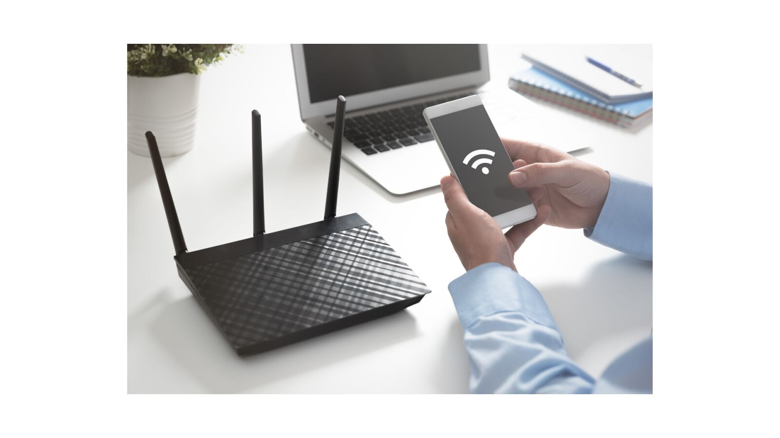 Komputer, router i telefon na stoliku